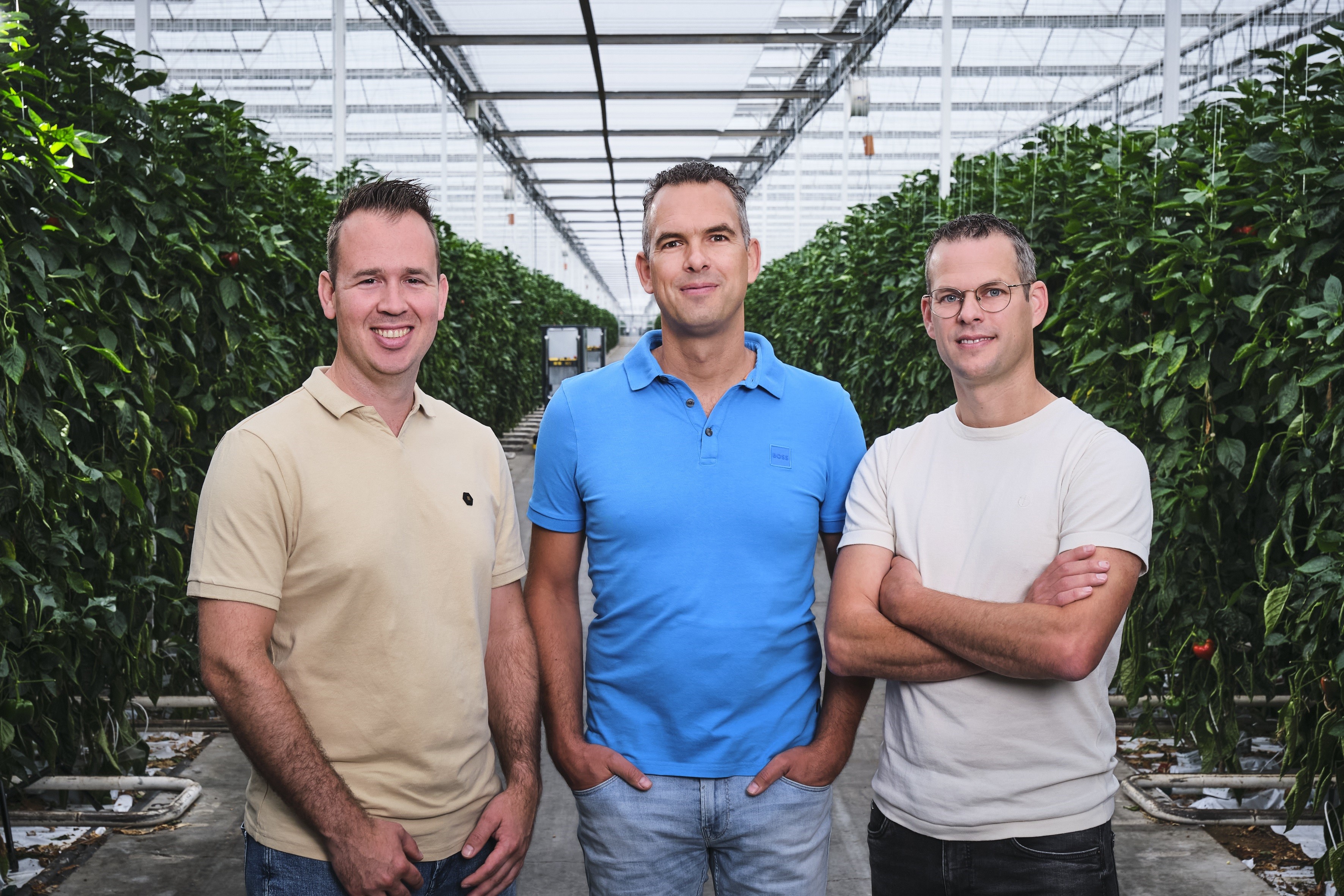 John, Wouter en Gerrie Overgaag samen in de kas